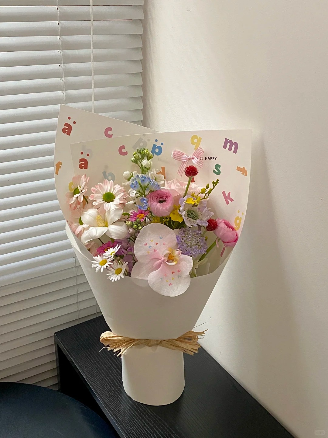 字母纸包装的缤纷小花束
